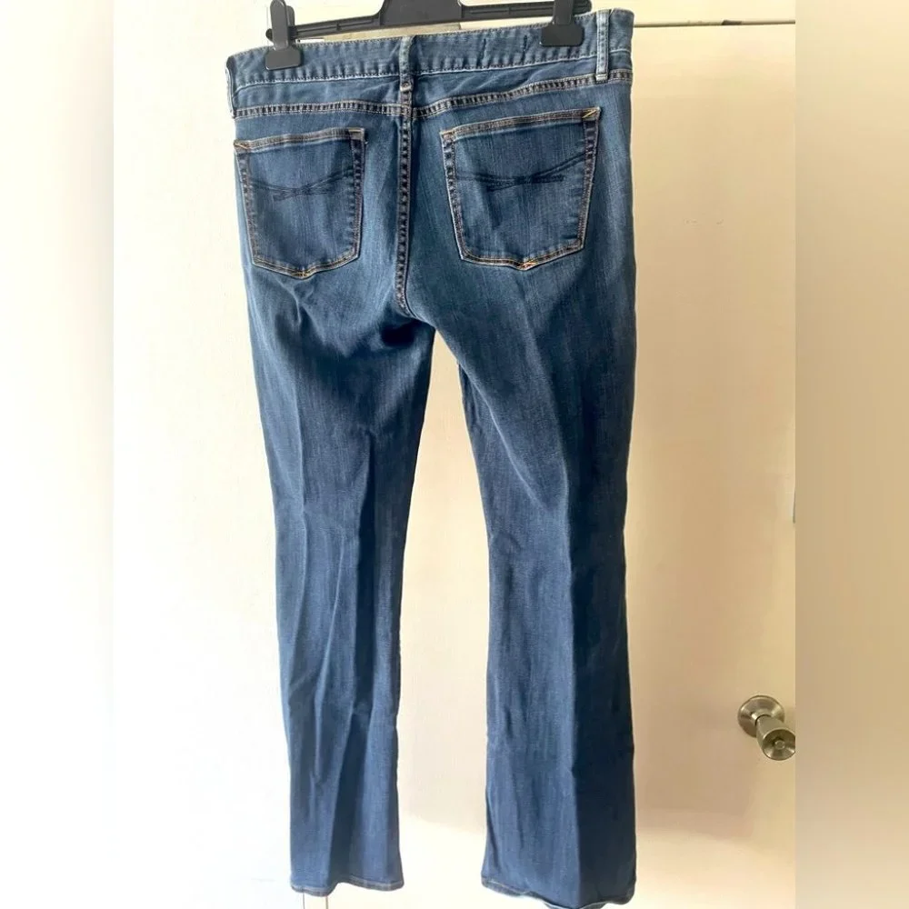 GAP 1969 curvy jeans. Slight flare. - Picture 5 of 9